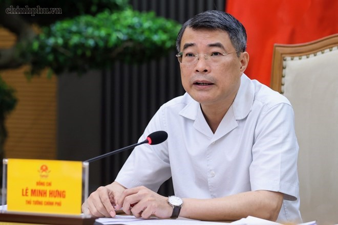 In the working session on September 11, Politburo Member, Prime Minister Le Minh Hung requested to minimize focal points, intermediaries, control and regulate gasoline and oil prices. Photo: chinhphu. vn/Nhat Bac
