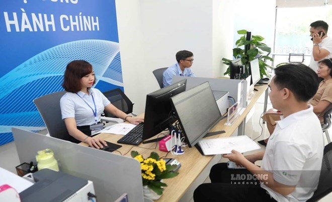 Officials and civil servants handling administrative procedures at the Hanoi City Public Administrative Service Center branch No. 1 in April 2026. Photo: Pham Dong