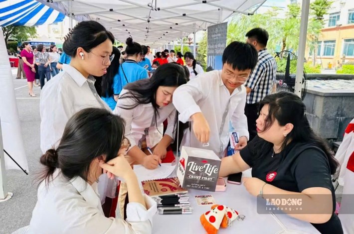 Businesses recruit workers at the job transaction session on May 24, 2026, organized by the Hanoi Employment Service Center. Photo: Quynh Chi