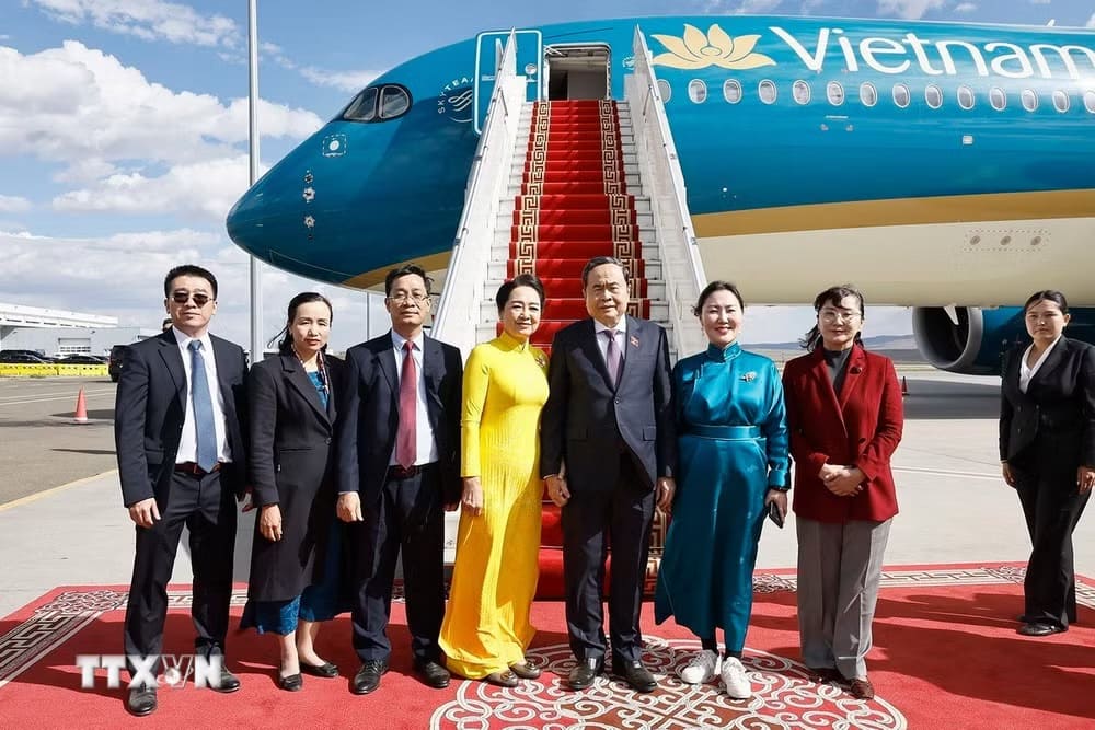 Lễ tiễn Ủy viên Bộ Chính trị, Chủ tịch Quốc hội Trần Thanh Mẫn và Phu nhân tại Sân bay Chinggis Khan, thủ đô Ulaanbaatar, Mông Cổ. Ảnh: Doãn Tấn/TTXVN