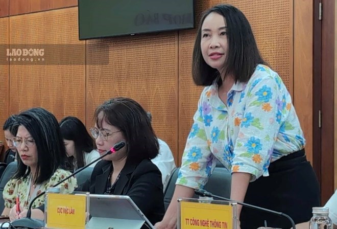 Deputy Director of the Department of Employment (Ministry of Home Affairs) Nguyen Thi Quyen informed about the 2027 Lunar New Year holiday plan at the press conference. Photo: Huong Nha
