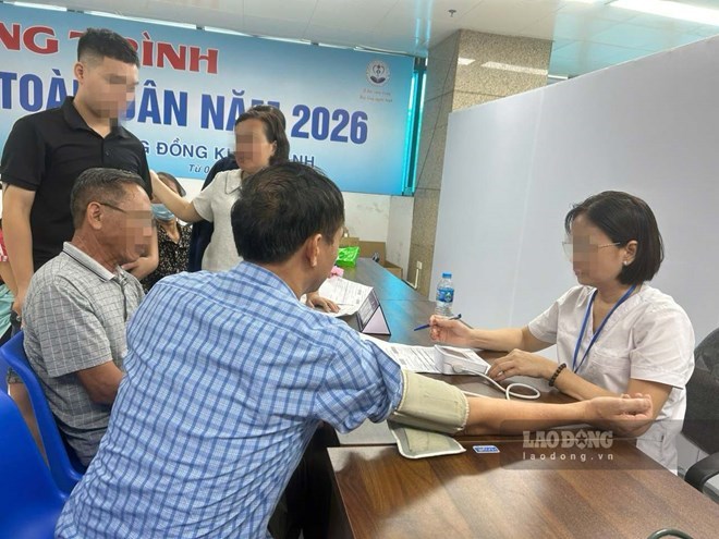 The Government has just issued new regulations on the regime of professional preferential allowances for medical staff. In the photo are medical staff examining people's health. Photo: Thuy Linh