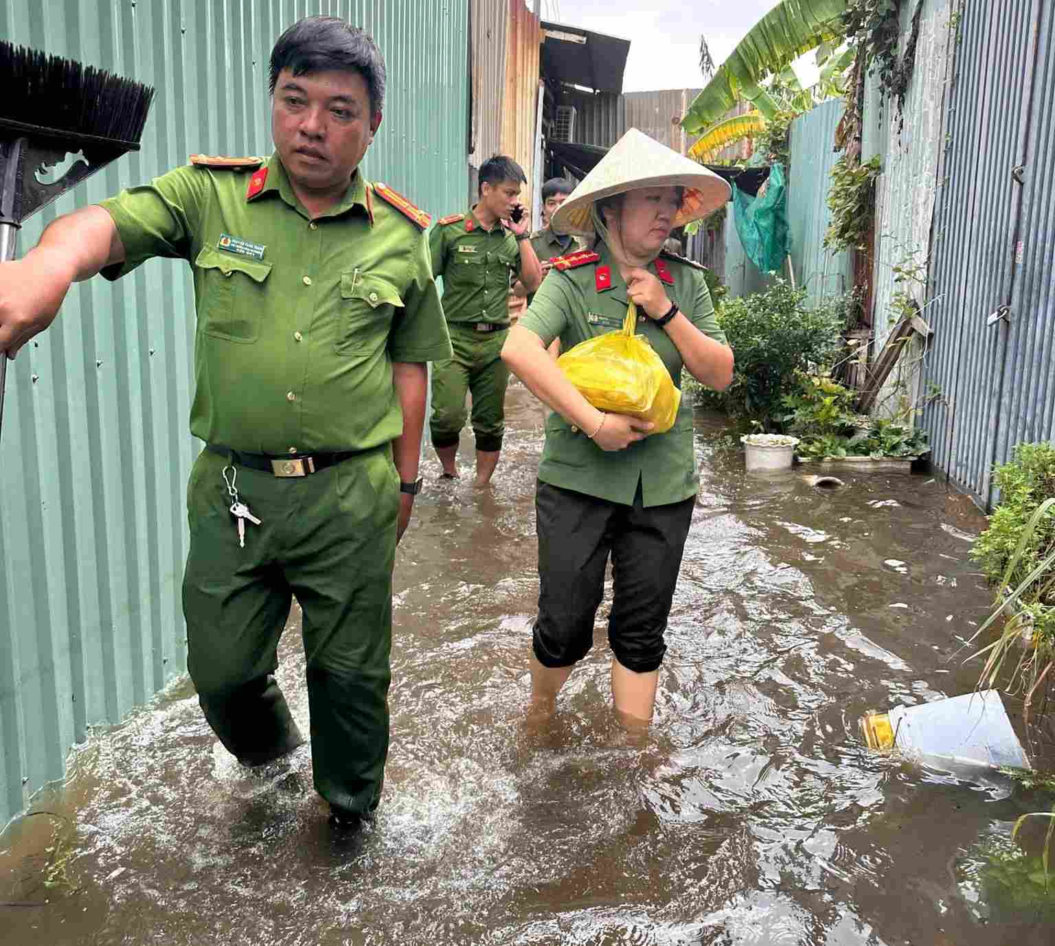 Ngoài kịp thời hỗ trợ người dân tại điểm ngập, chiến sĩ công an còn mang nhu yếu phẩm gửi bà con (ảnh chụp ngày 11.9). Ảnh: Công an phường Hiệp Bình
