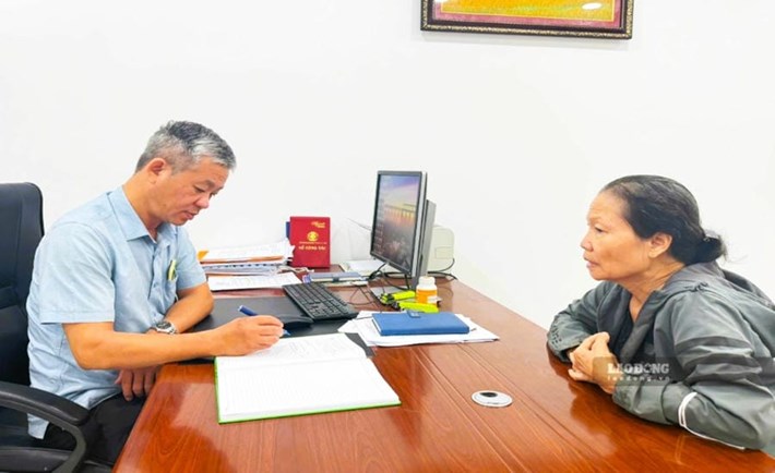 Khanh Hoa Trade Union officials receive feedback and provide advice to support union members and workers to protect their legitimate rights. Photo: Phuong Linh