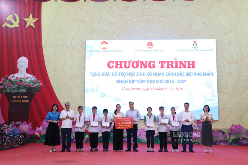 Những phần quà đầu năm học là sự động viên đối với học sinh có hoàn cảnh khó khăn, giúp các em thêm điều kiện học tập và vững bước đến trường. Ảnh: Đinh Đại chụp chiều 11.9