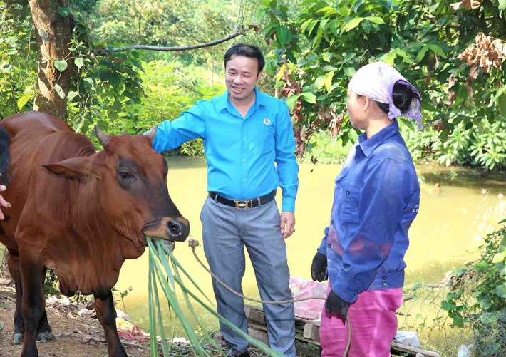 Nghe An Provincial Labor Federation awarded 117 million VND to support livelihoods for workers in difficult circumstances. Photo: Nghe An Trade Union posted on September 8