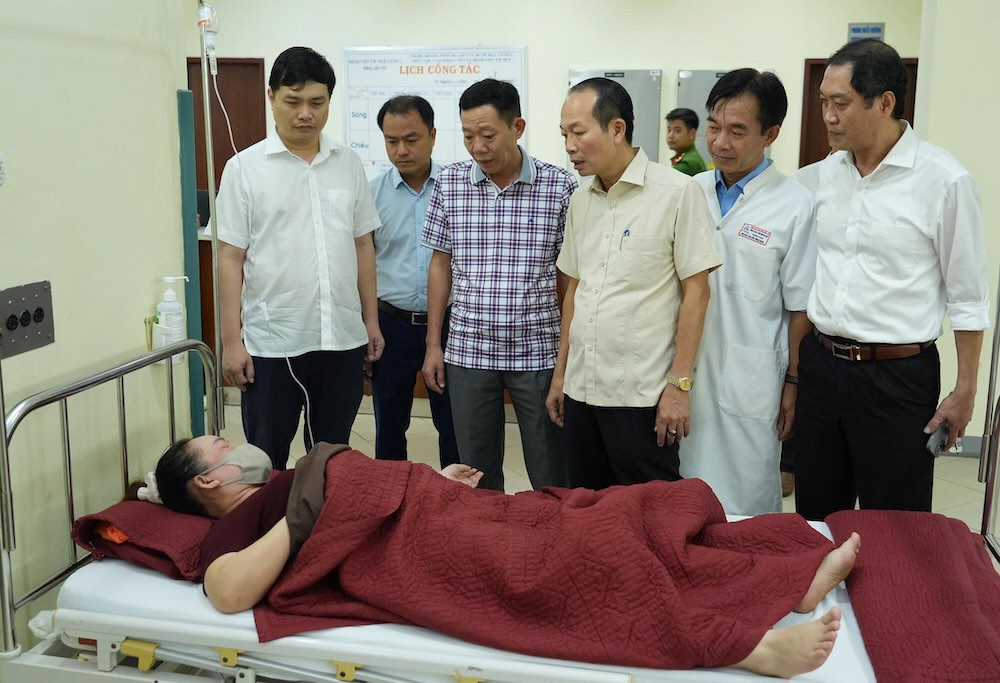 Lãnh đạo TP Huế thăm hỏi các bệnh nhân đang điều trị do nghi ngộ độc thực phẩm. Ảnh: UBND TP Huế