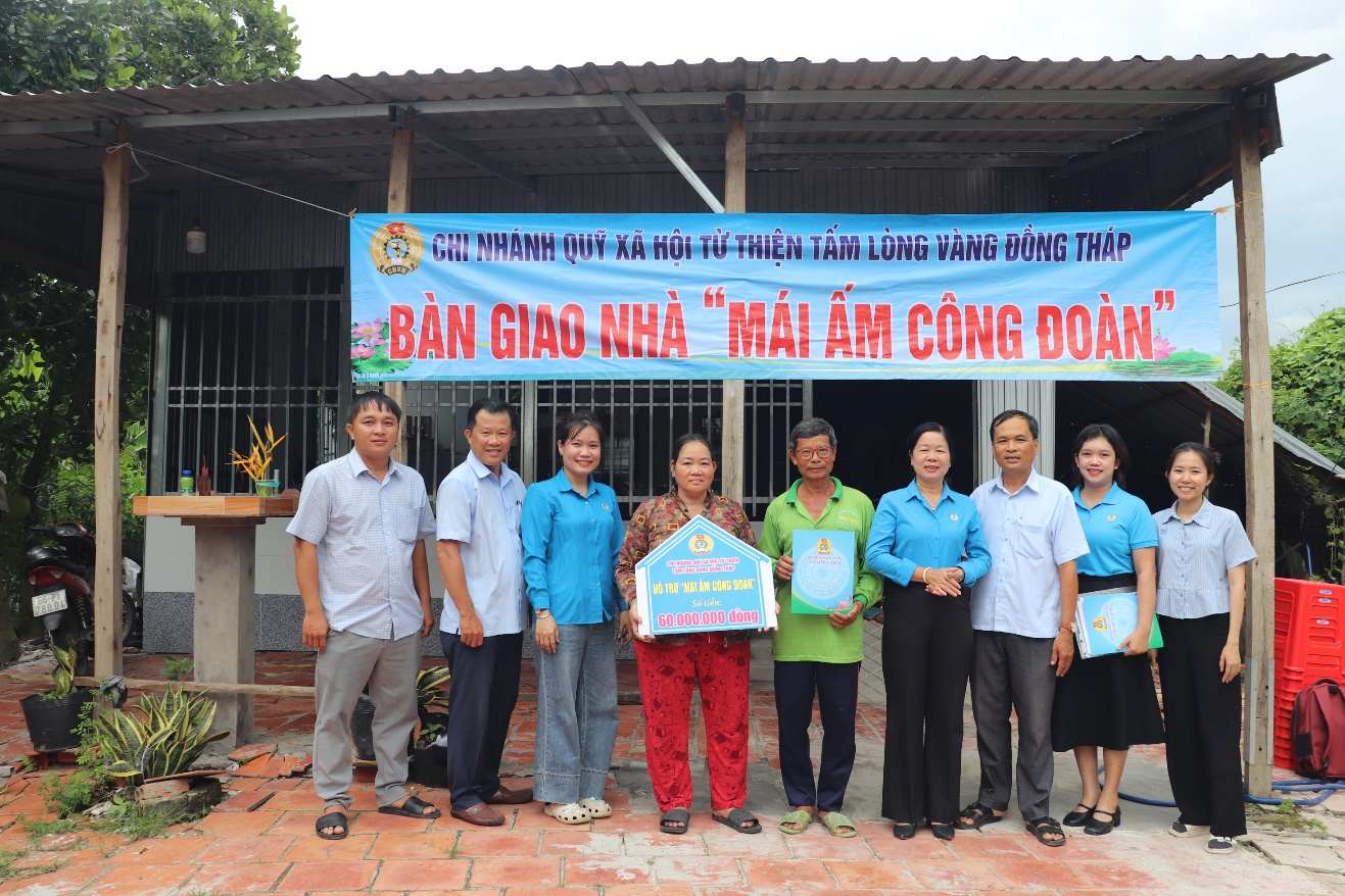 Lãnh đạo LĐLĐ tỉnh Đồng Tháp, địa phương và Hợp tác xã Dịch vụ Nông nghiệp Thuận Tiến chụp ảnh lưu niệm cùng đoàn viên Lê Văn Chính tại lễ bàn giao nhà. Ảnh: Lưu Hùng (ảnh chụp ngày 11.9)