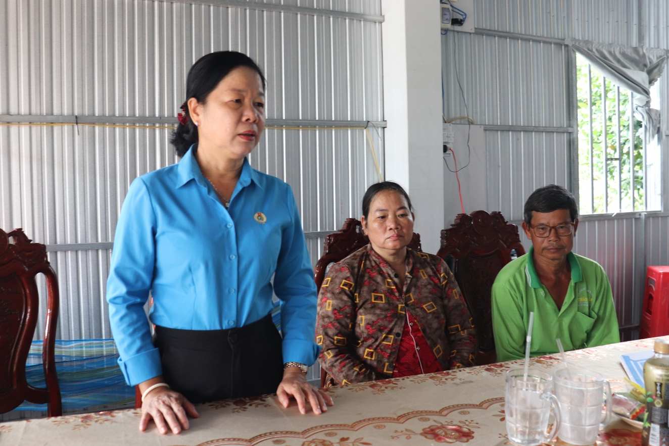 Bà Huỳnh Thị Tuyết Vui - Chủ tịch LĐLĐ tỉnh động viên đoàn viên Lê Văn Chính tại căn nhà “Mái ấm Công đoàn” mới. Ảnh: Lưu Hùng (ảnh chụp ngày 11.9)