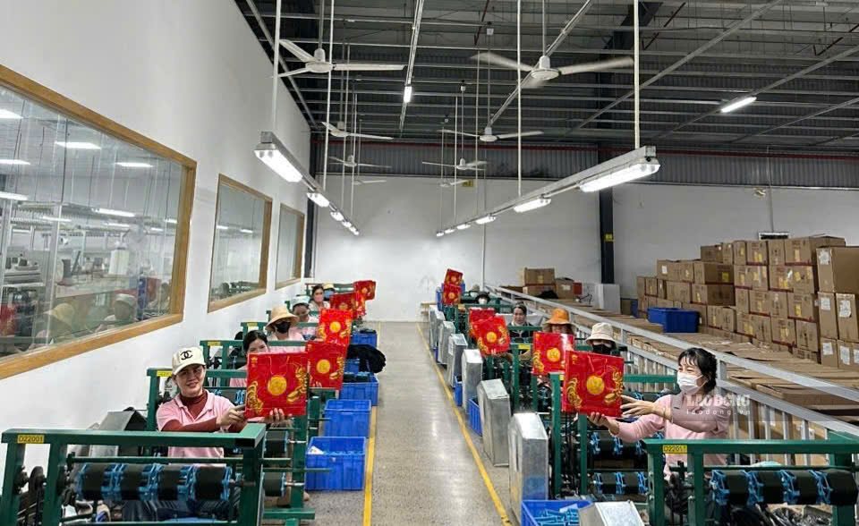 Niềm vui của người lao động khi nhận được quà Trung thu. Ảnh: Anh Tuấn