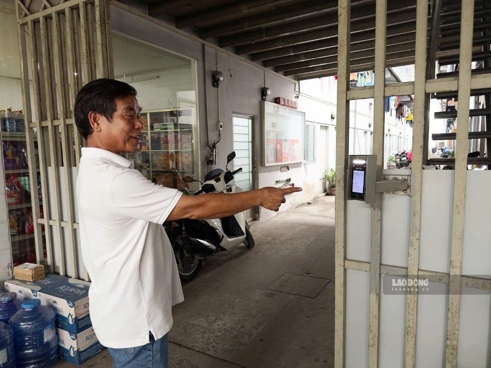 Ông Nguyễn Thành Tâm (chủ trọ ở phường An Phú Đông) ứng dụng AI, nhận diện khuôn mặt quản lý khu trọ (ảnh chụp ngày 11.9). Ảnh: Mai Anh