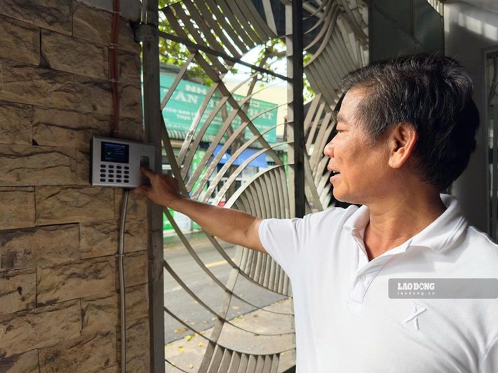 Mr. Tam's rented room is applying "2 layers of security": facial and fingerprint authentication to open doors (photo taken on September 11). Photo: Mai Anh