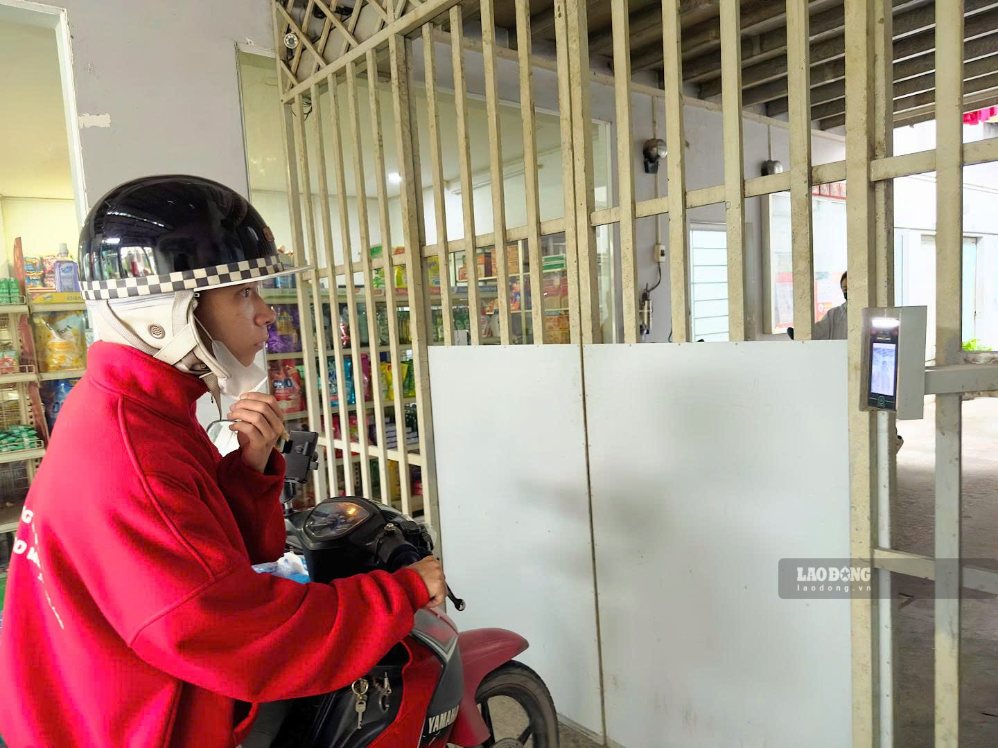 Người thuê trọ ra vào sẽ nhận diện khuôn mặt để mở cửa (ảnh chụp vào ngày 11.9). Ảnh: Mai Anh