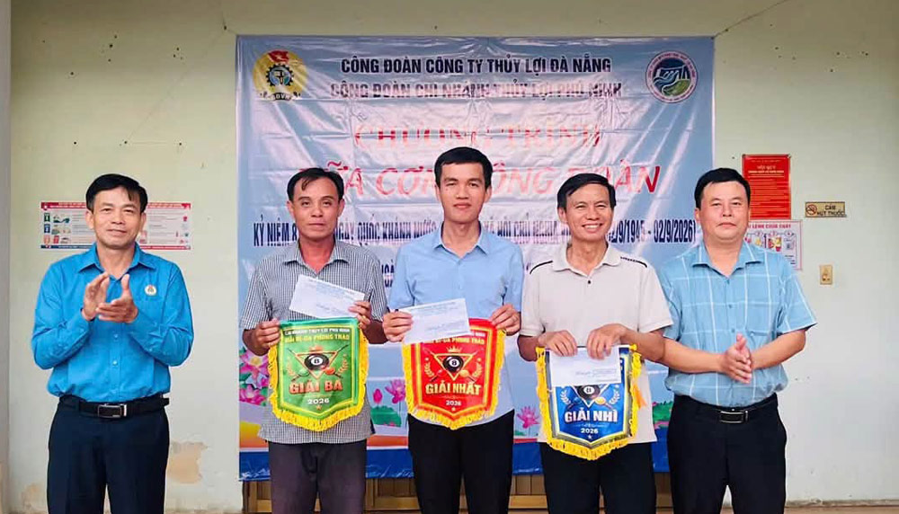Song song với các bữa cơm là hoạt động tặng quà cho đoàn viên khó khăn. Ảnh: Công đoàn Cẩm Lệ