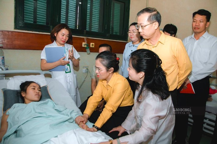 The working delegation of the Vietnam Fatherland Front Committee of Nghe An province visits teacher Hoang Thi Hien at Viet Duc Friendship Hospital. Photo: Duy Chuong
