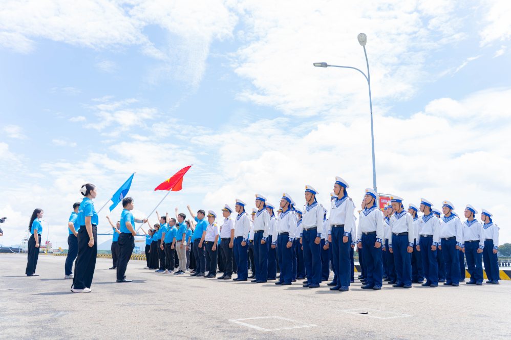 Lễ chào cờ “Tôi yêu Tổ quốc tôi” trước những con tàu hiện đại của Lữ đoàn 167. Ảnh: Lữ đoàn 167