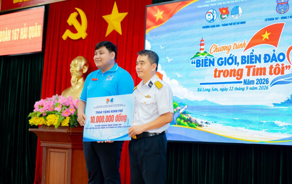 Hội LHTN Việt Nam phường Xuân Hòa, TPHCM tặng quà cho Lữ đoàn 167. Ảnh: Lữ đoàn 67