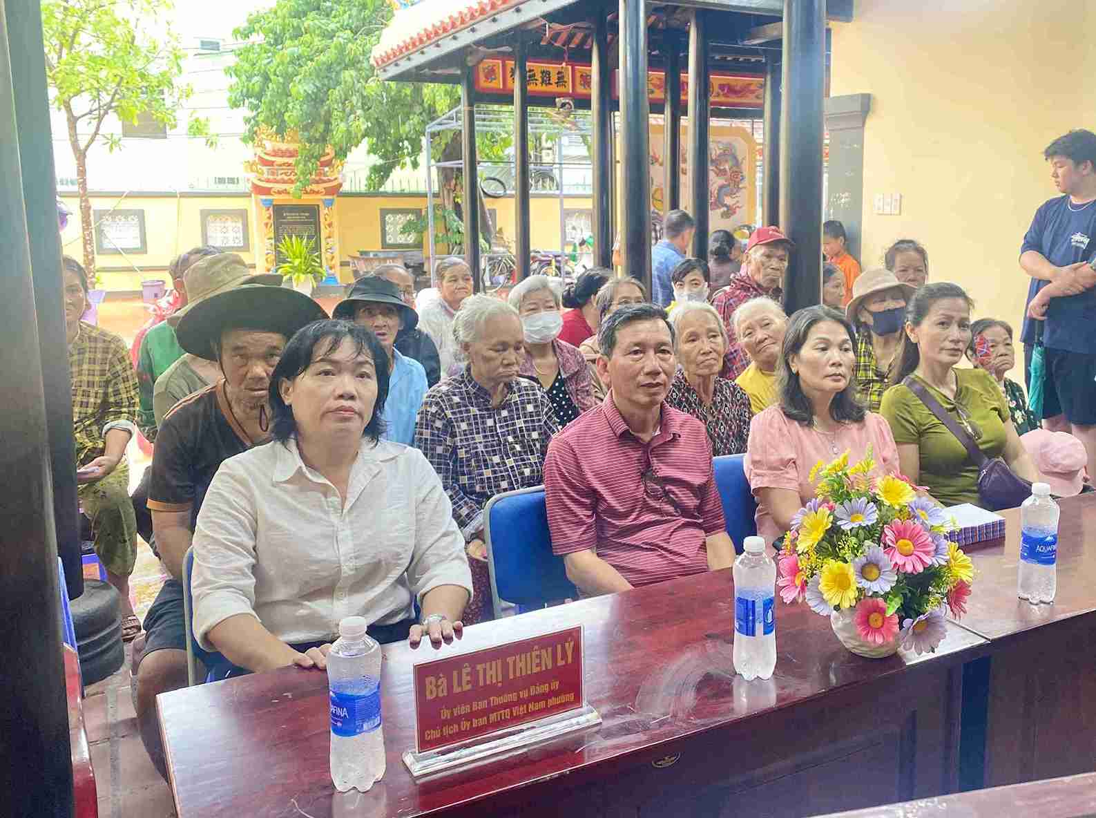 The Fatherland Front of Nam Nha Trang ward presents gifts and shares with difficult households