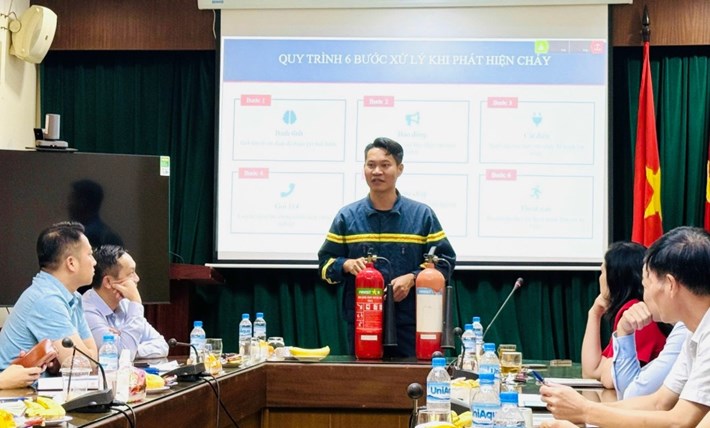 Vietnam Trade and Industry Union organizes a training program on fire prevention and fighting and search and rescue for officials and employees of agencies. Photo: Hoang Tuan / Vietnam Trade and Industry Union