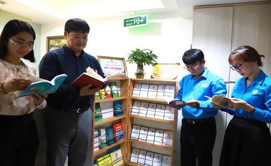 Tủ sách lưu động “Không gian văn hóa Hồ Chí Minh” góp phần đưa việc học tập và làm theo tư tưởng, đạo đức, phong cách Hồ Chí Minh trở thành hoạt động thường xuyên, gần gũi với công nhân lao động. Ảnh: Đức Long