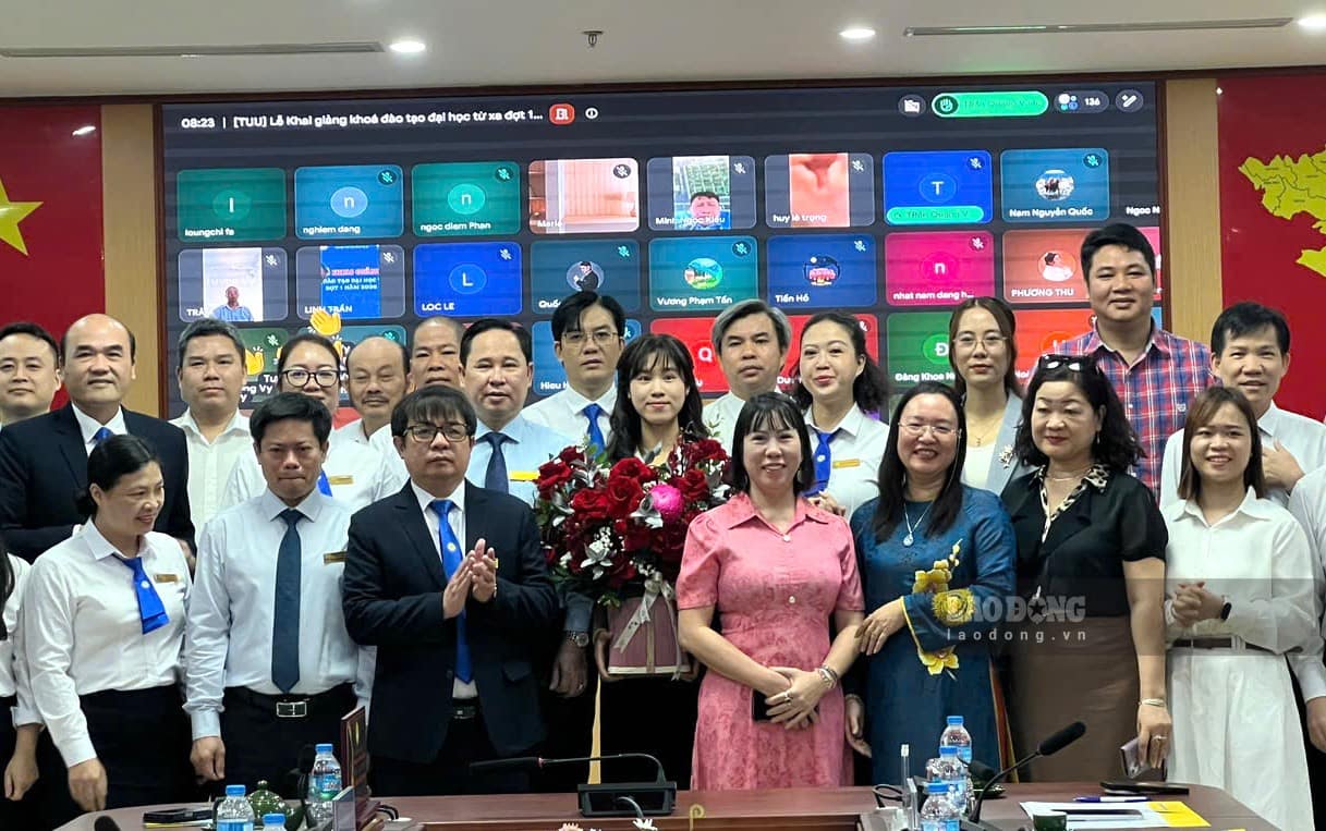 Trade Union University welcomes 300 students to participate in distance learning university courses