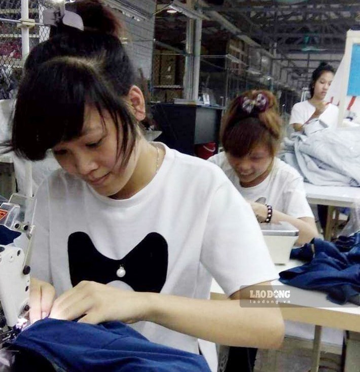Ms. Hoai believes that reducing health insurance contributions for students helps workers reduce financial pressure. Photo taken in 2025: Minh Huong.