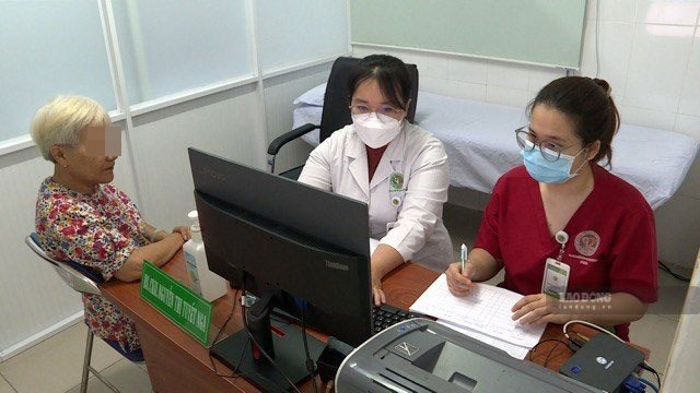 Do people receiving pensions have to renew their health insurance cards?