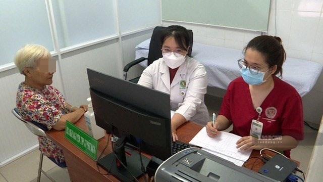 People currently receiving pensions do not have to carry out procedures to renew their health insurance cards and can use citizen identification cards/identity cards for medical examination, treatment and health insurance benefits. Photo: Nguyen Ly (taken in September 2025).