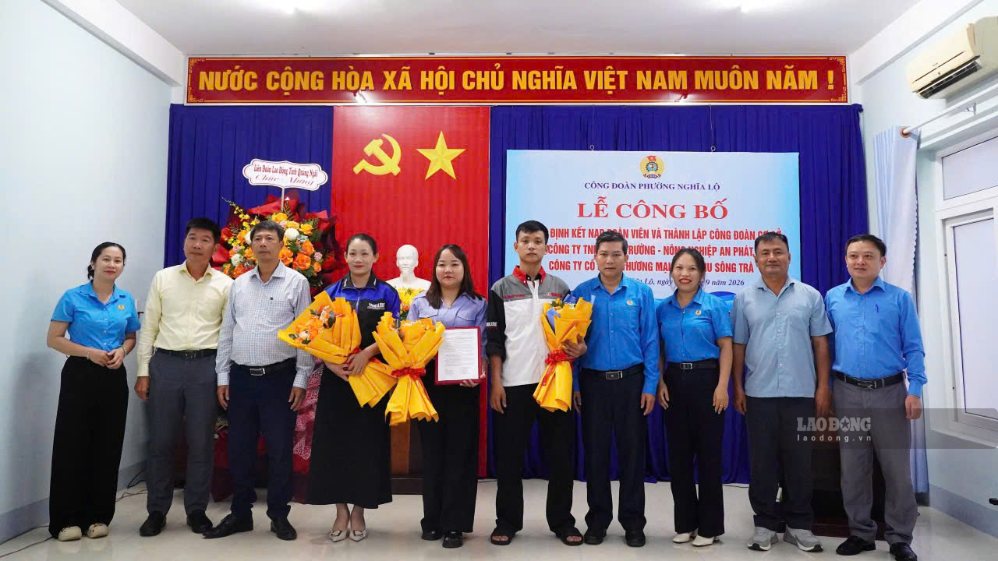 Establish grassroots trade unions at enterprises, accompanying workers