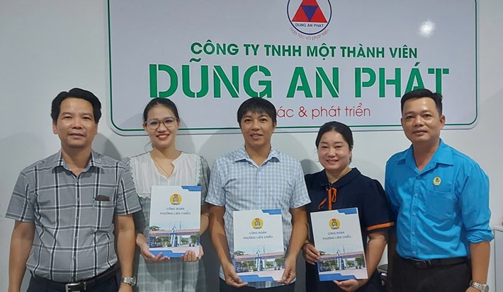 Lien Chieu Ward Trade Union, Da Nang established a new grassroots trade union with 17 union members. Photo: Lien Chieu Trade Union