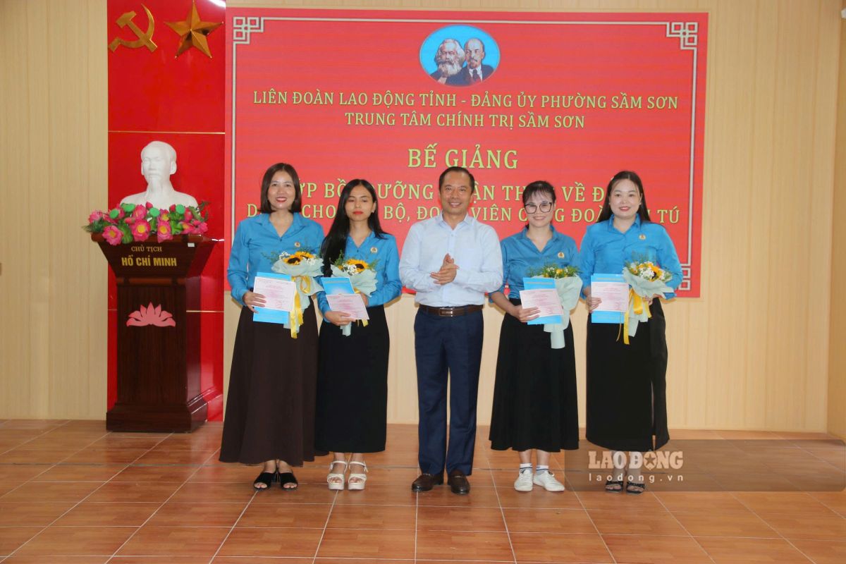 68 officials and union members of Thanh Hoa Trade Union complete training class on Party awareness