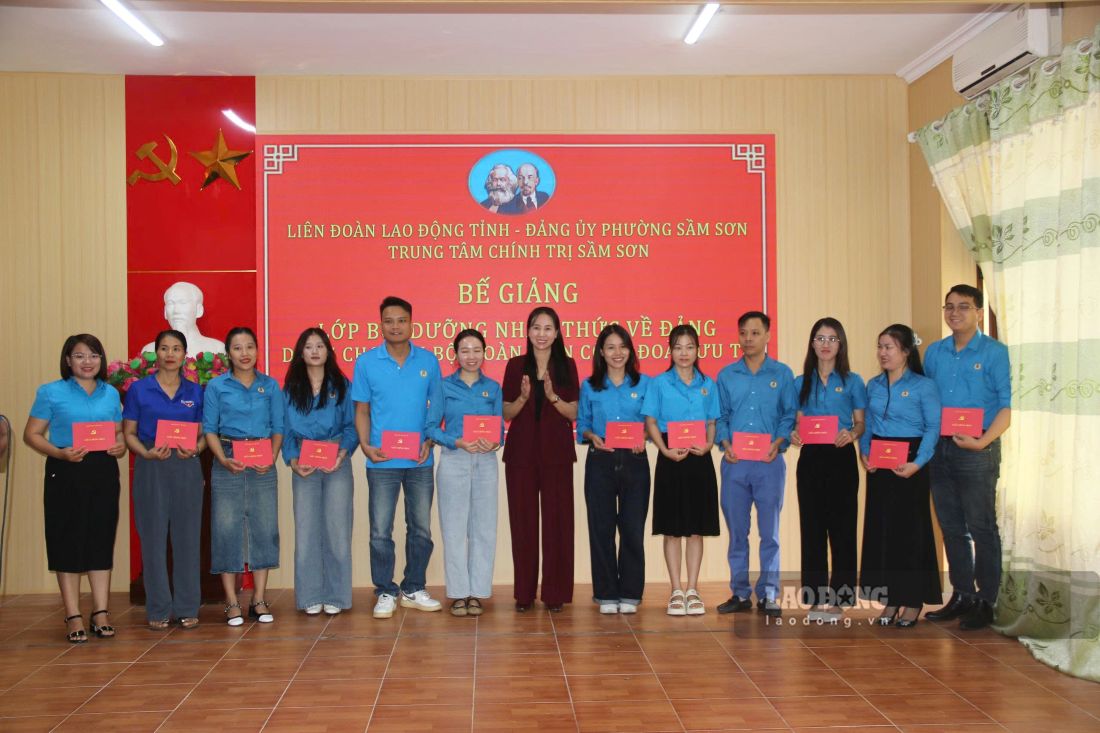 Trao giấy chứng nhận hoàn thành chương trình bồi dưỡng nhận thức về Đảng cho các học viên. Ảnh: Minh Hoàng