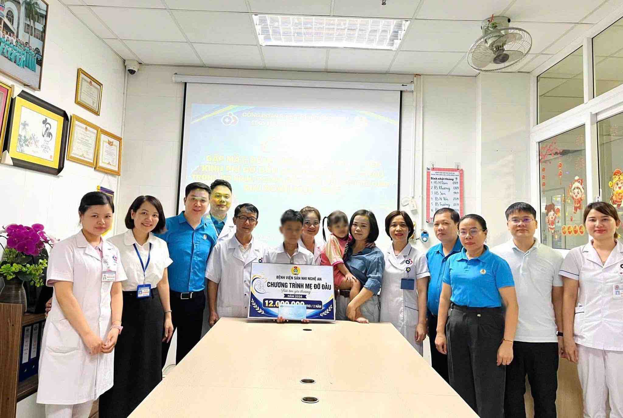 Nghe An Obstetrics and Pediatrics Hospital Trade Union sponsors children of union members in difficult circumstances