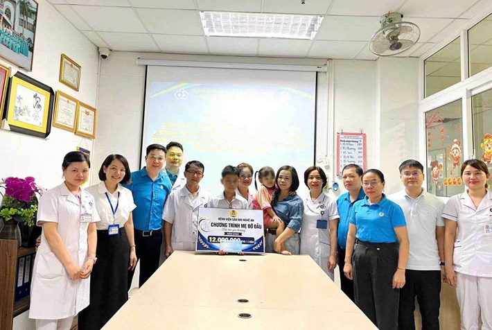 The Trade Union of Nghe An Obstetrics and Pediatrics Hospital sponsors children of union members in difficult circumstances. Photo: Nghe An Trade Union posted on September 12