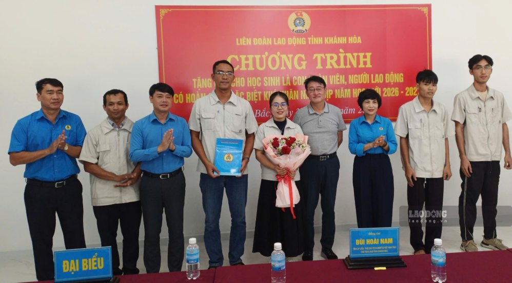 Khanh Hoa Trade Union admits more than 2,300 new union members