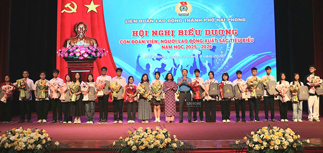 Commending children of workers with outstanding achievements in Hai Phong