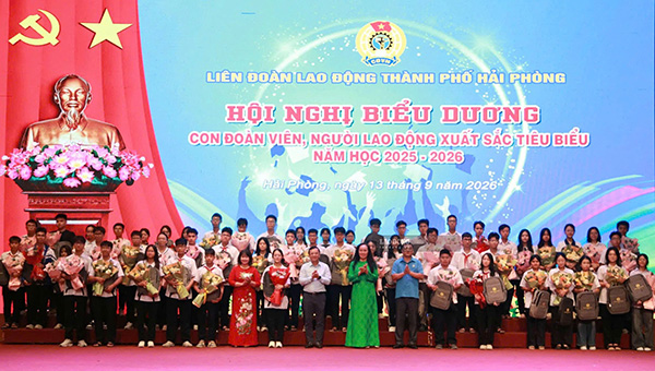 ]Con em đoàn viên, người lao động được khen thưởng. Ảnh: Minh Hùng
