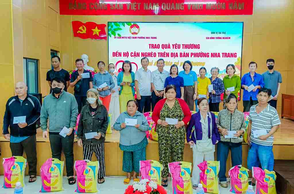 Nha Trang gives gifts, shares difficulties with near-poor households