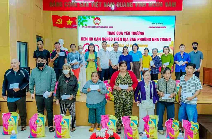 Local authorities and philanthropists have just given gifts to near-poor households. Photo: Nha Trang Ward Front