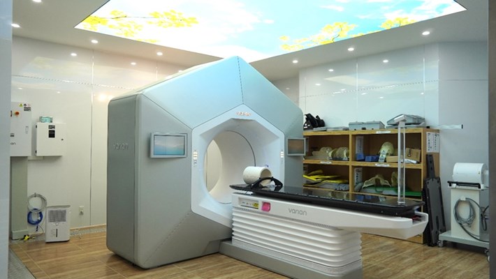 Từ ngày 9.9.2026, nhân viên y tế trực tiếp làm công việc xạ trị được hưởng phụ cấp nghề 60%. Ảnh: Phong Linh