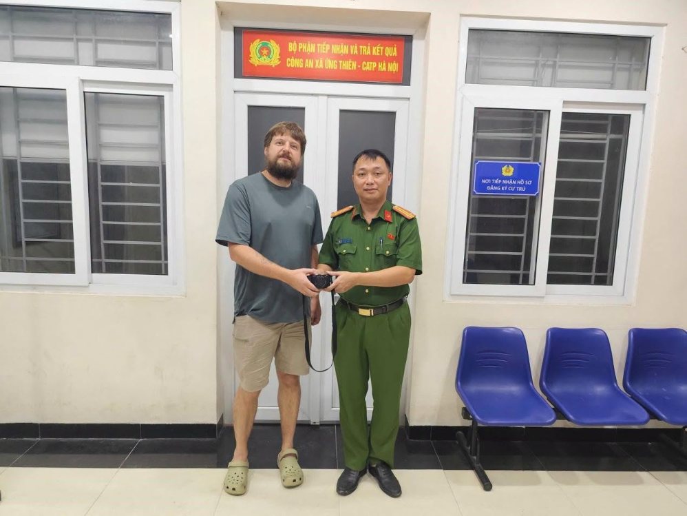 Commune police in Hanoi return lost property to foreign tourists