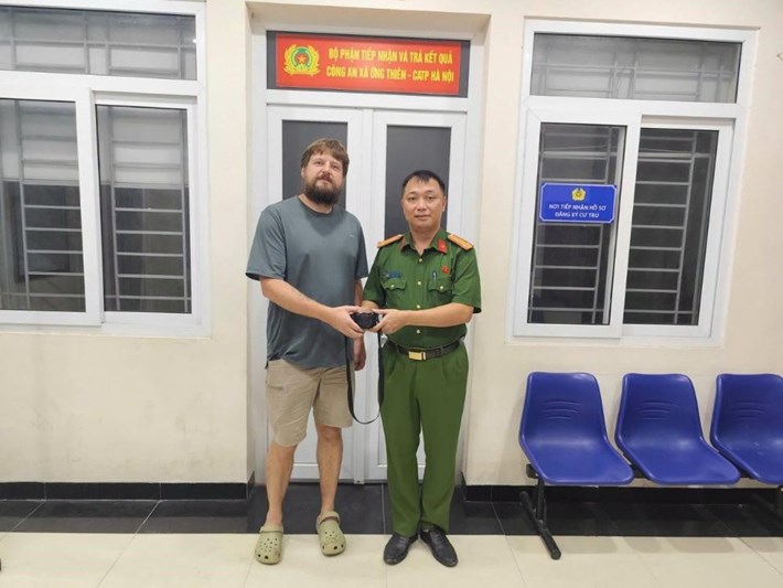 Ung Thien Commune Police return lost property to foreign tourists. Photo: Hanoi City Police