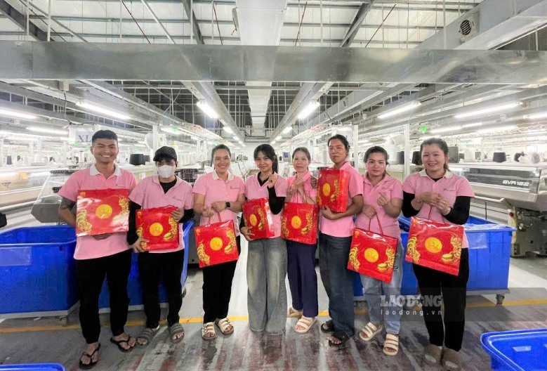 Trade union takes care of Mid-Autumn Festival for union members and workers in B'Lao