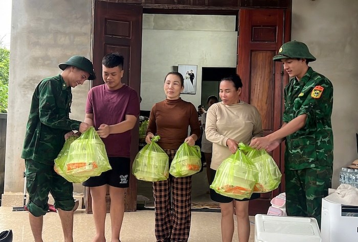 Cadres and soldiers of Lao Bao International Border Gate Border Guard Station give rice to people in flood-affected areas on the evening of September 13. Photo: Lao Bao Commune People's Committee