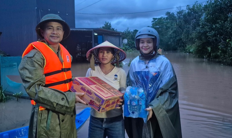 Tặng cơm, mỳ tôm, nước uống cho người dân ở vùng ngập vào chiều 13.9. Ảnh: UBND xã Lao Bảo