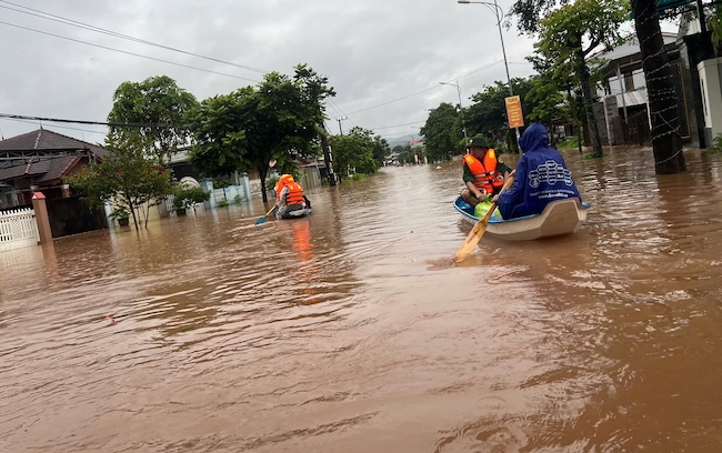 Nước dâng cao, gây ngập các khu dân cư và tuyến đường ở xã Lao Bảo trong ngày 13.9. Ảnh: UBND xã Lao Bảo