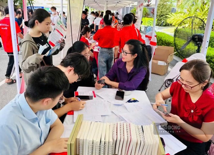 Doanh nghiệp tuyển dụng lao động tại phiên giao dịch việc làm ngày 24.5 tại Hà Nội. Ảnh: Quỳnh Chi