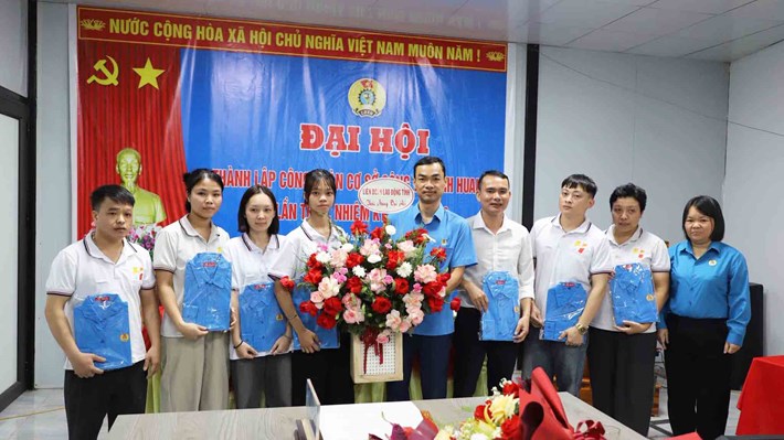 Leaders of Tuyen Quang Provincial Labor Federation congratulate the establishment of the grassroots Trade Union of Hua Hong Co., Ltd., term 2026 - 2030. Photo: Tuyen Quang Labor Federation