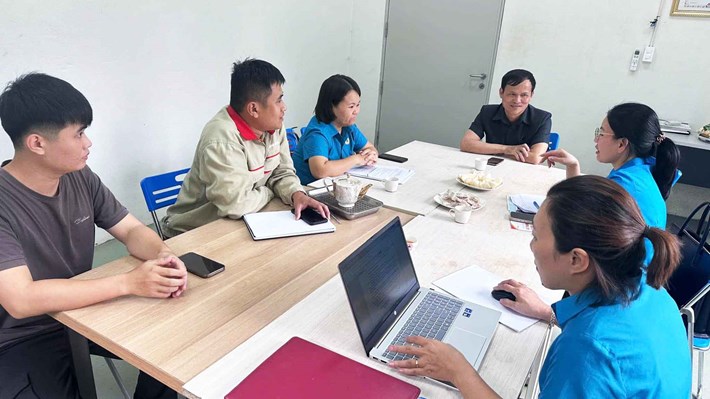 The working delegation of Tuyen Quang Provincial Labor Federation works with a number of businesses in the area, grasping the situation of trade union activities. Photo: Tuyen Quang Provincial Labor Federation