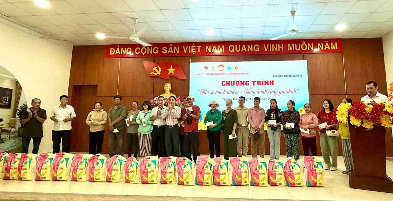 Giving 120 gifts to families with enlisted citizens in Nha Trang West